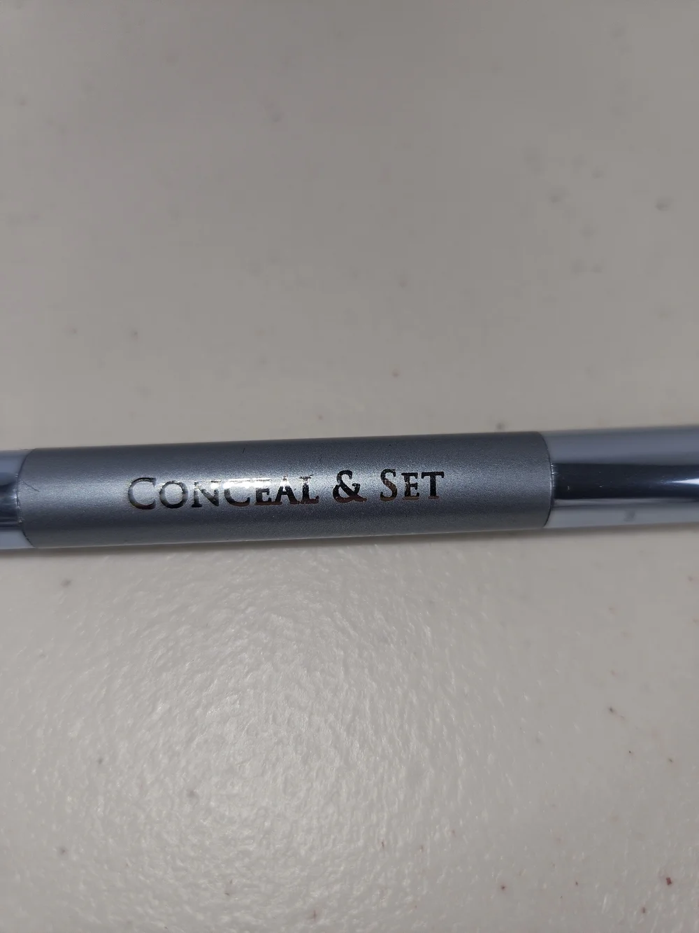 New FARAH Double-Ended Eyeshadow Brush - Light Blue